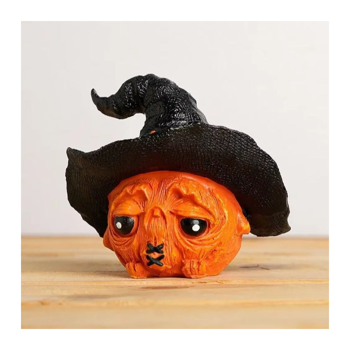 Kreative Halloween Dekoration aus Kunstharz mit Geist, Hexe und Kürbis in Lila und Orange für deine Desktop-Landschaft - Bild 2