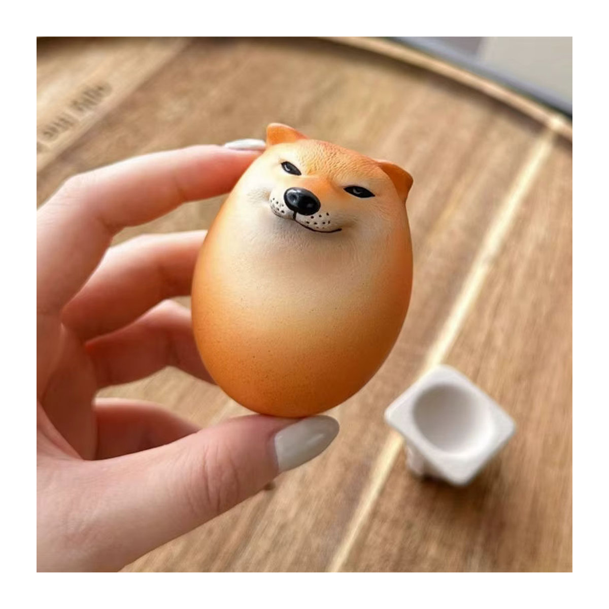 Kreative Shiba Inu Hund und Ei Dekoration aus Kunstharz in Orange für dein Home Office oder Büro - Bild 3