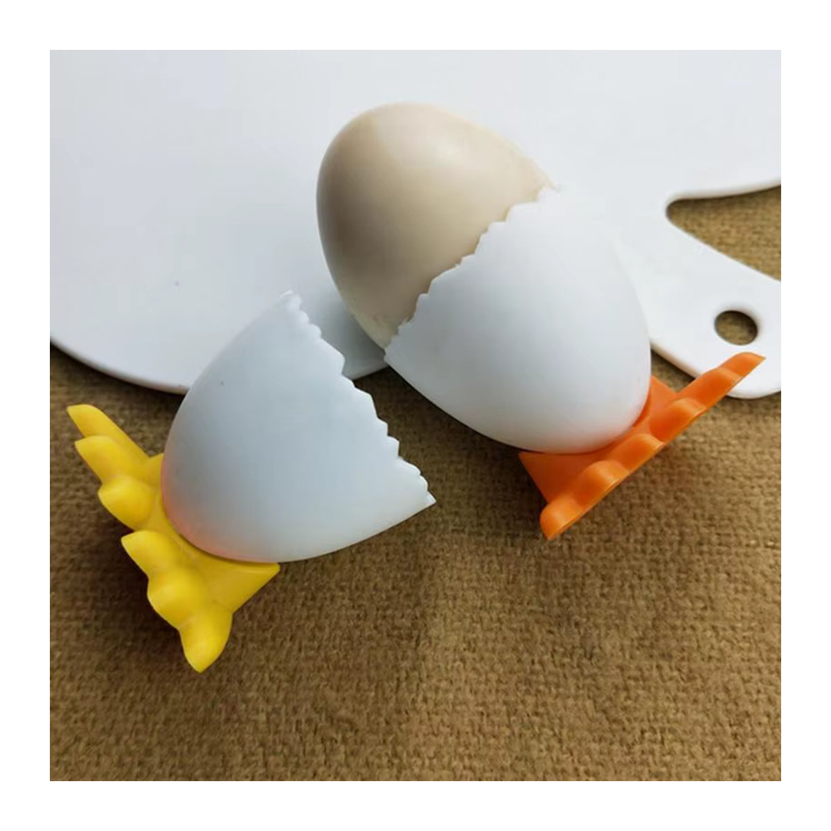 Kreativer Eierbecher in Hühnerfuß-Design aus Kunststoff, mehrfarbig und orange, ideale Tischdekoration für Ostern und die Küche - Bild 3