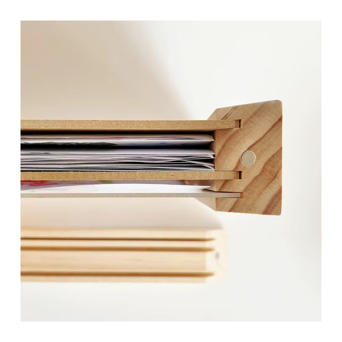 Kreativer Kunstrahmen aus Holz für Kinder in Braun, drehbar und austauschbar für Wandmontage oder Tischaufstellung - Bild 2