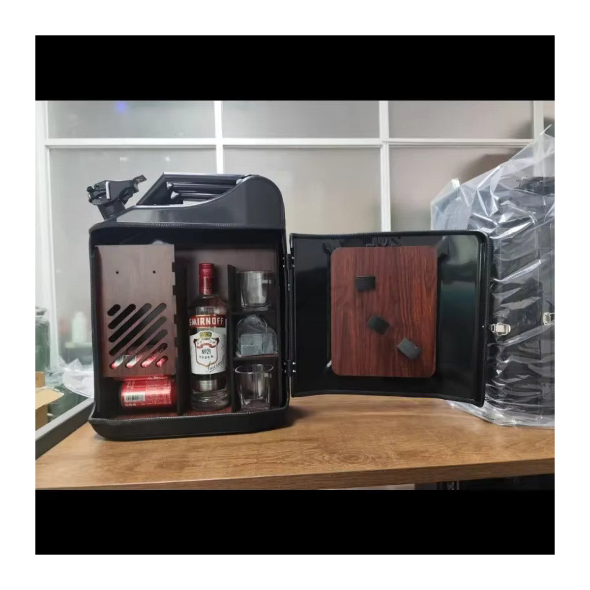 Kreativer Spirituosenschrank aus einem 20L Ölfass als Whiskey Bar Theke in Schwarz oder Rot im Industrial Design - Bild 4