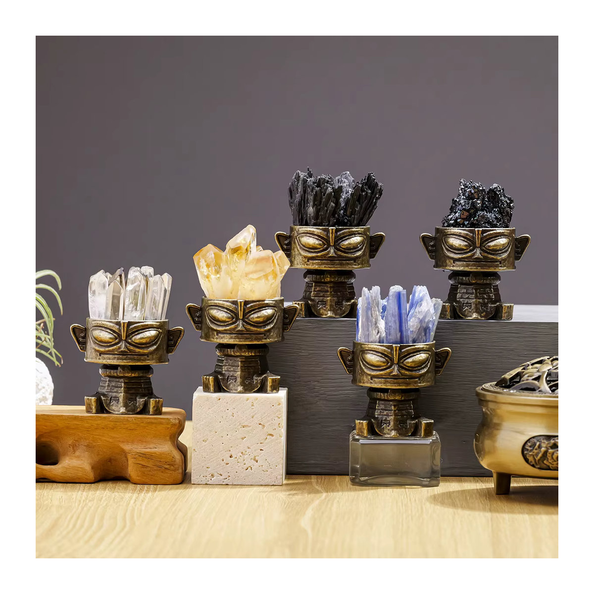 Kreatives Kristall-Ornament aus Stein und Metall in Gelb und Mehrfarbig als abstrakte Desktop-Dekoration im Bohemian-Stil - Bild 3