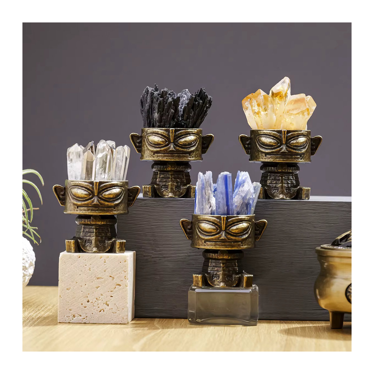 Kreatives Kristall-Ornament aus Stein und Metall in Gelb und Mehrfarbig als abstrakte Desktop-Dekoration im Bohemian-Stil - Bild 6