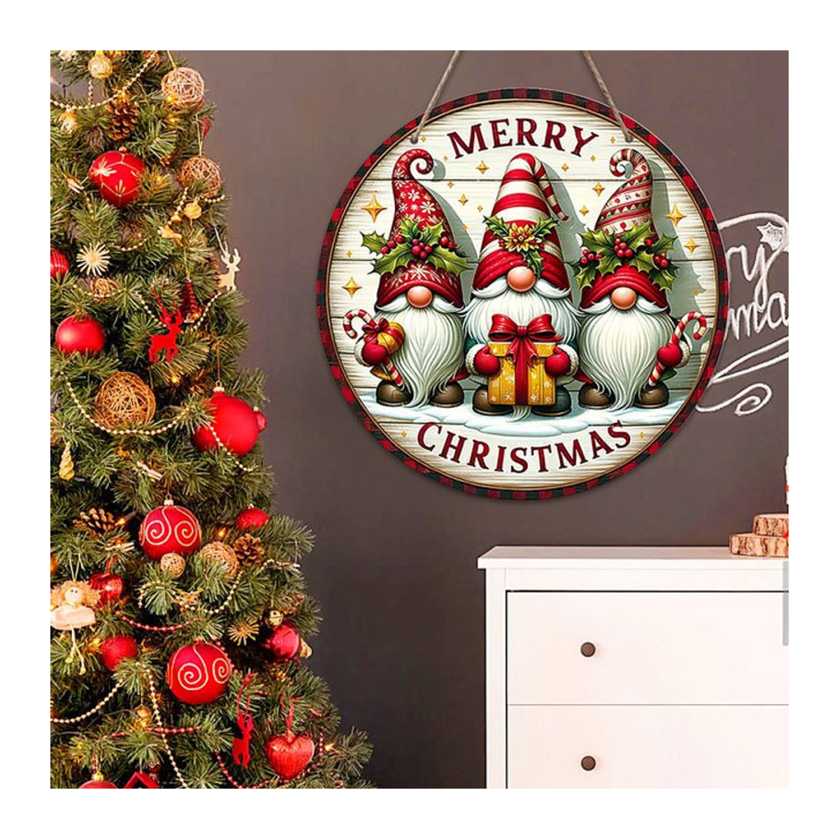 Kreisförmiges Holzschild mit 2D-Weihnachtszwerg als hängende Weihnachtsdekoration in Weiß und Mehrfarbig - Bild 1