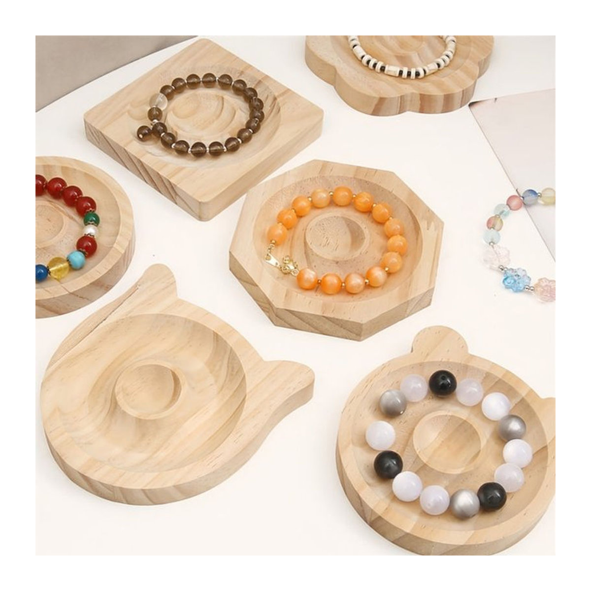 Kristallperlenplatte aus braunem Massivholz als minimalistisches Armbandtablett und Display-Rack für Schmuck und Kunsthandwerk - Bild 1
