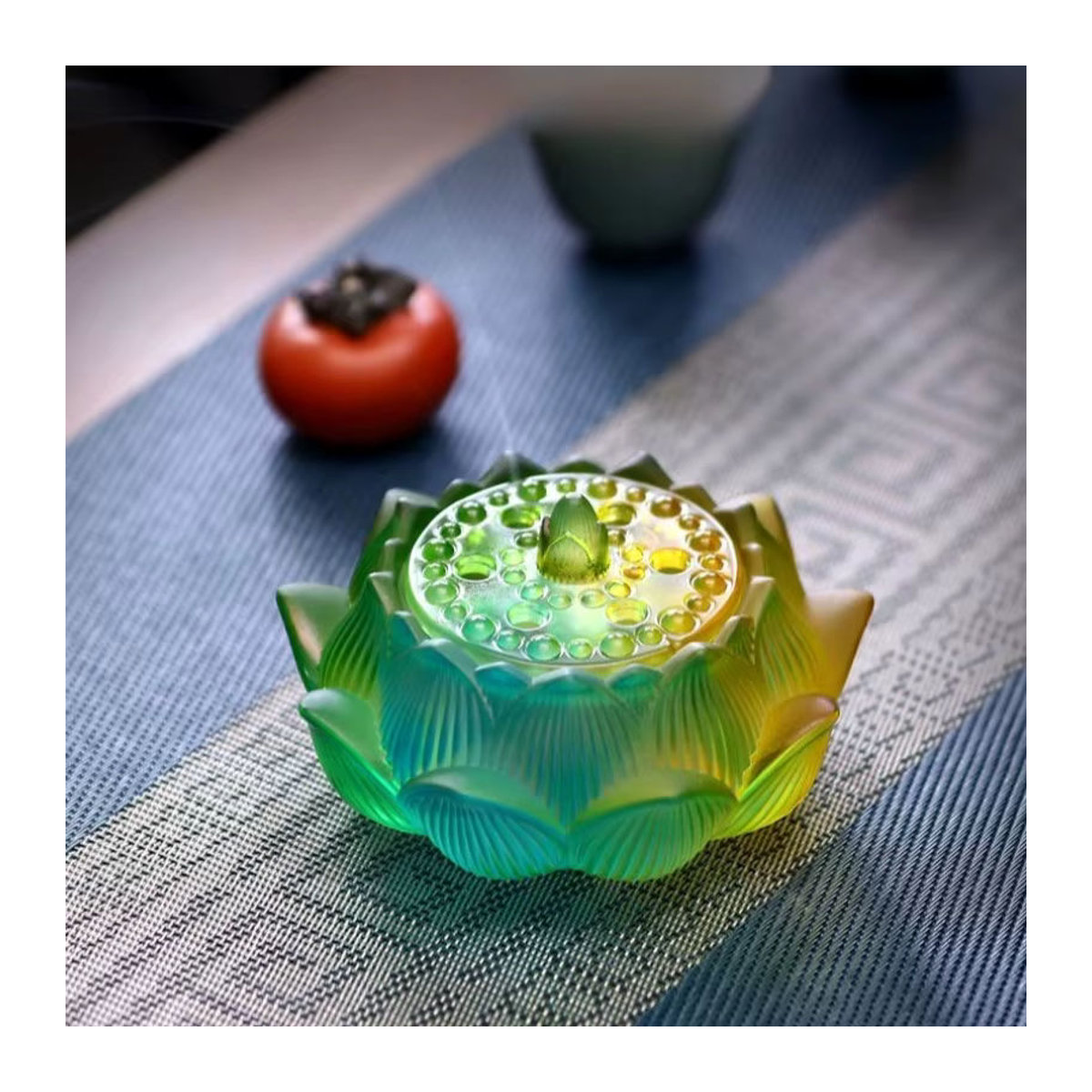 Kunstglas-Räuchergefäß mit floralem Lotus-Design in Weiß und Mehrfarbig für Meditation und Aromatherapie - Bild 2
