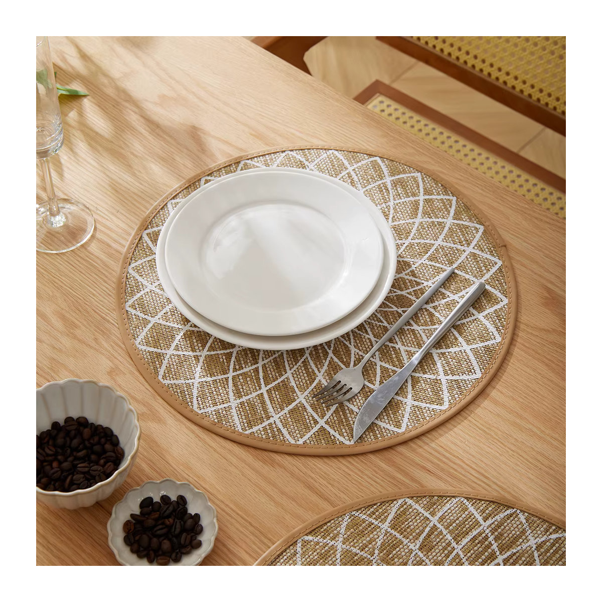 Künstlerische Jute-Tischsets mit Kunstlederkanten in Weiß und Beige, wärmeisolierende Platzsets zur Tischdekoration - Bild 2