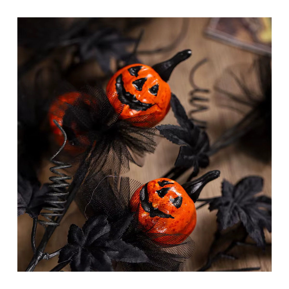 Künstliche Ahornblätter mit Kürbis-Elementen in Schwarz für deine Halloween Gothic Dekoration als Vasenarrangement - Bild 4