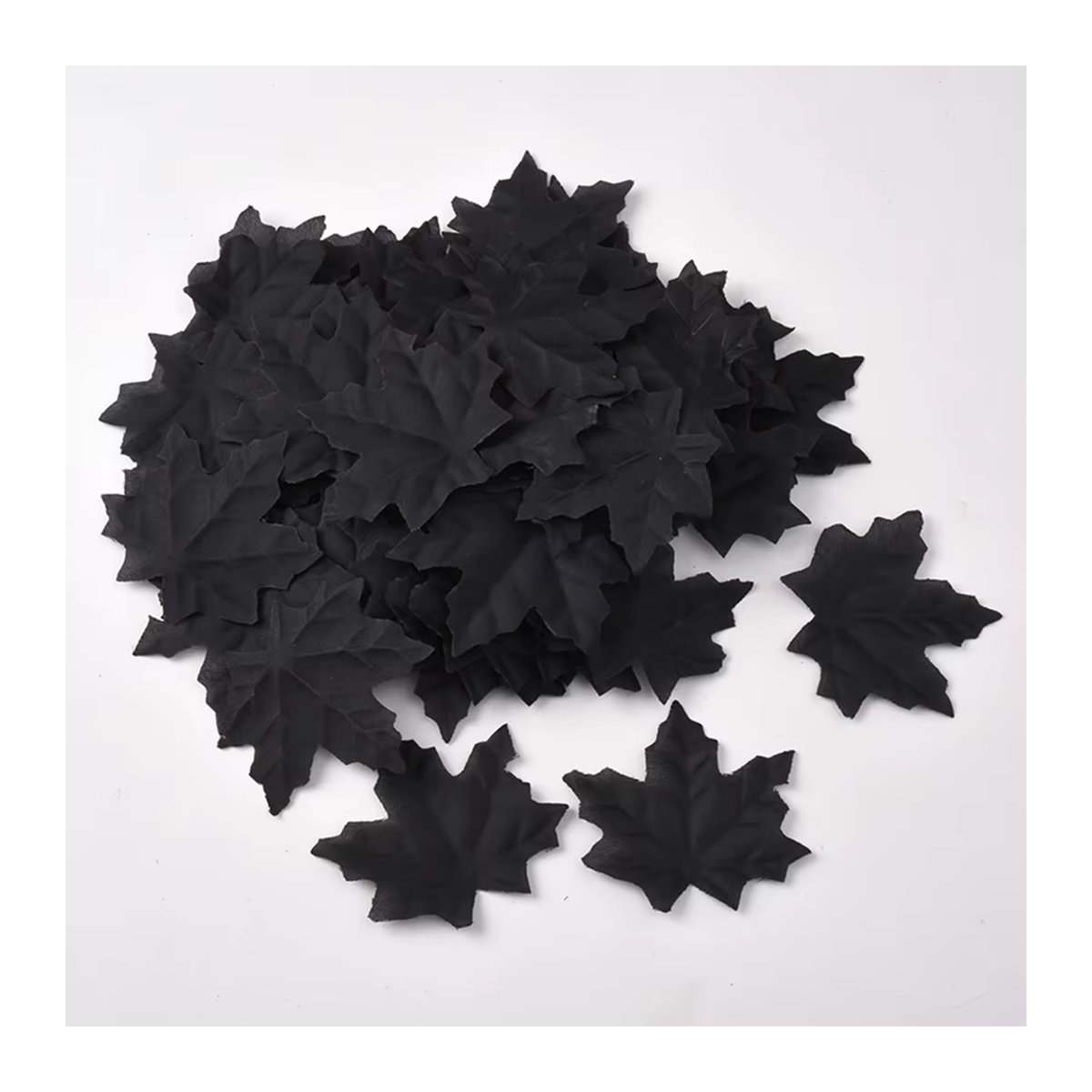 Künstliche Ahornblätter von Kmitang in Schwarz als hängender Wandbehang aus Textil für Herbst, Halloween und Thanksgiving Dekor - Bild 2