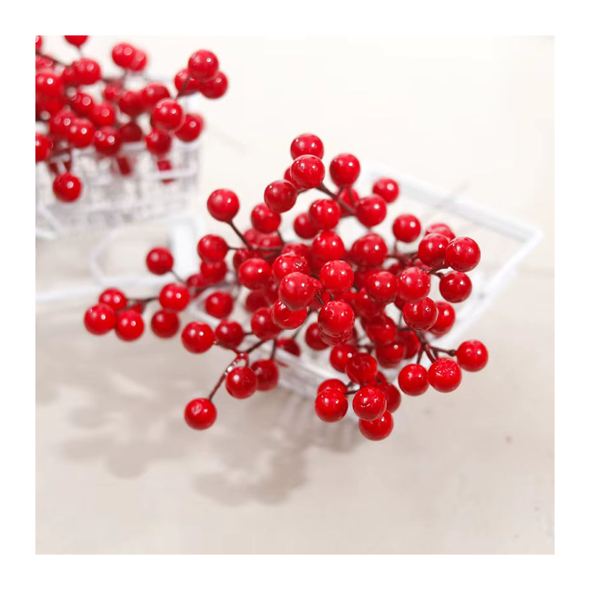 Künstliche Stechpalme mit roten Schaumbeeren von Kahaul zur Dekoration für Weihnachten und Hochzeiten - Bild 2