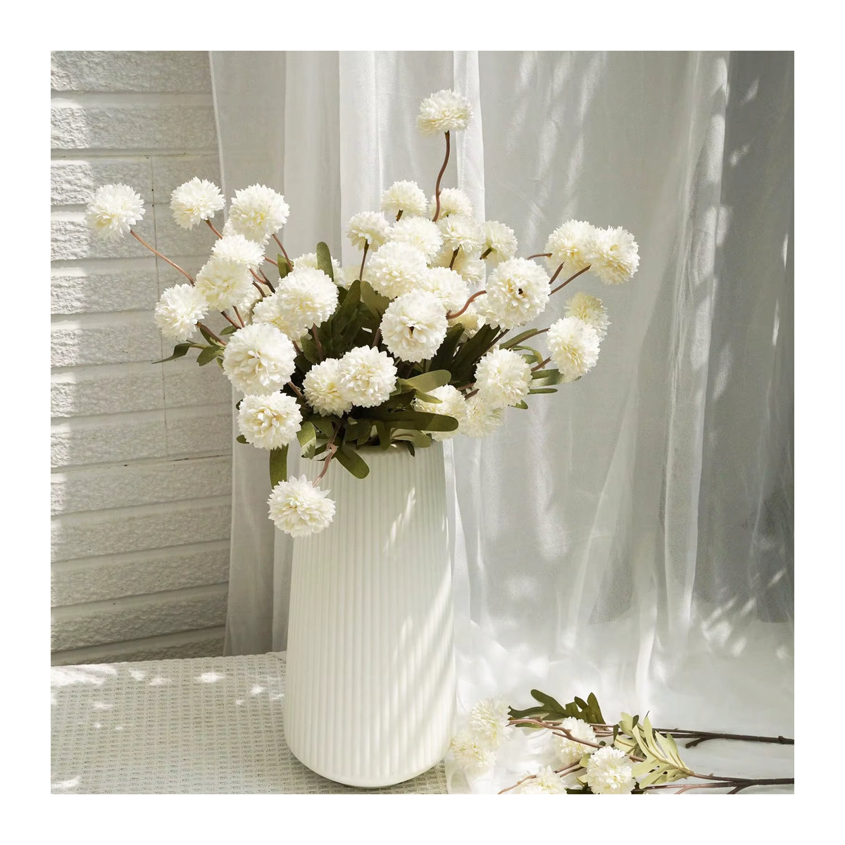 Künstliche weiße Kiku-Chrysantheme als Mini-Blume für deine Hochzeitsdekoration und Blumenarrangements - Bild 1