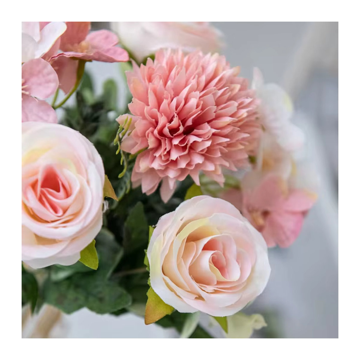 Künstlicher Blumenstrauß aus Seide mit Rosen und Chrysanthemen in Lila und Rosa für Hochzeiten und zur Dekoration - Bild 3