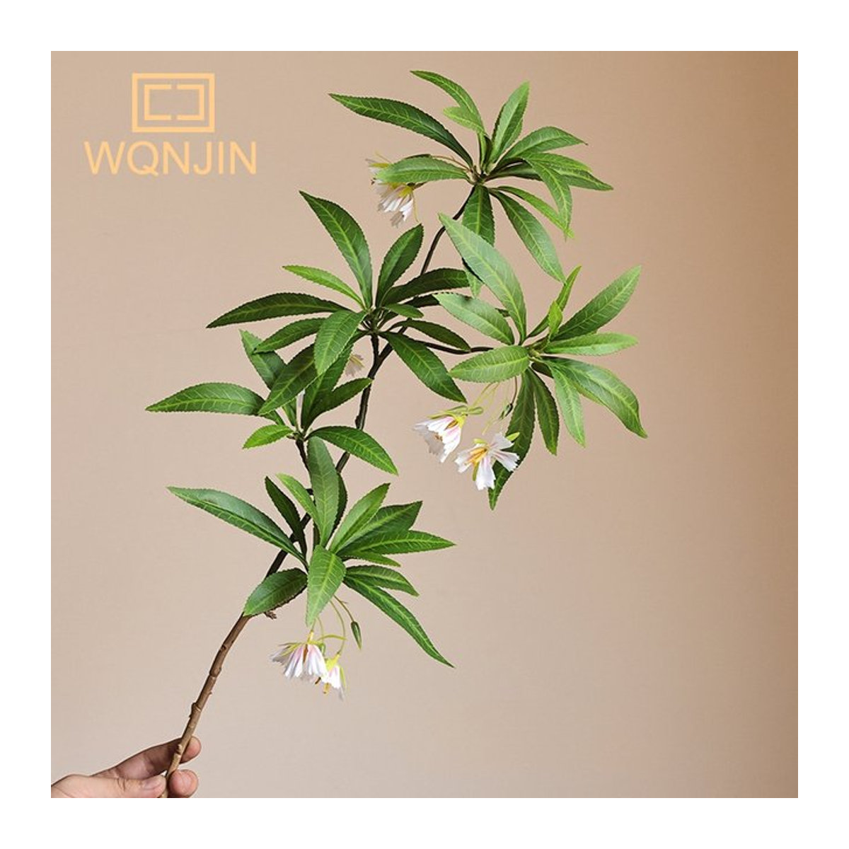 Künstlicher Eukalyptus WQNJIN in grünem Blumenarrangement mit Keramikvase für deine Hochzeitsdekoration - Bild 1