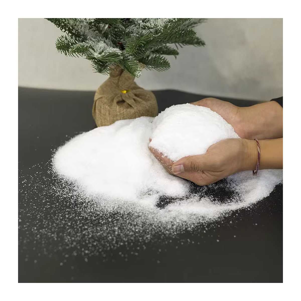 Künstlicher Kunstschnee in Weiß für deine Weihnachtsdekoration und Winterpartys - Bild 3