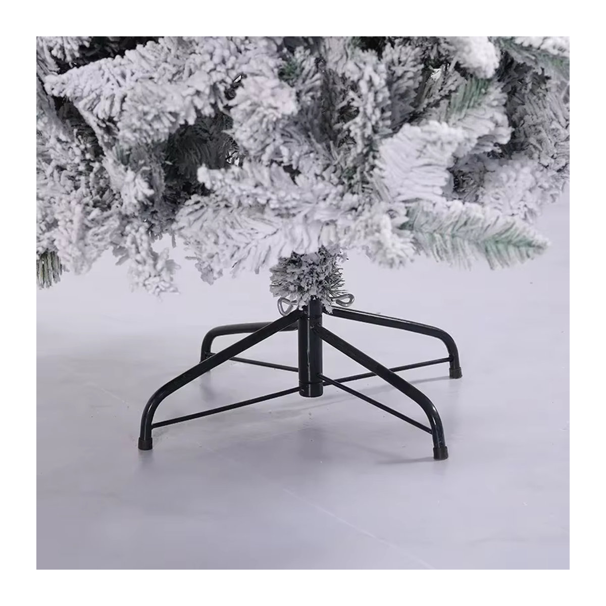 Künstlicher Weihnachtsbaum mit Baumrock, weiß beschneiter Tannenbaum für draußen und drinnen, weiß und rot - Bild 5