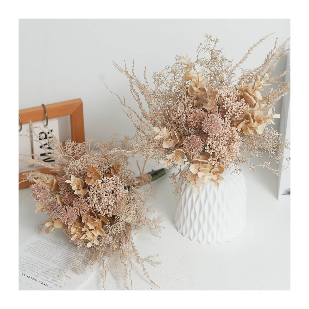 Künstliches Blumenbouquet mit Eukalyptus, Mistelzweig und Löwenzahn in Braun und Beige für deine Bohemian-Dekoration - Bild 1