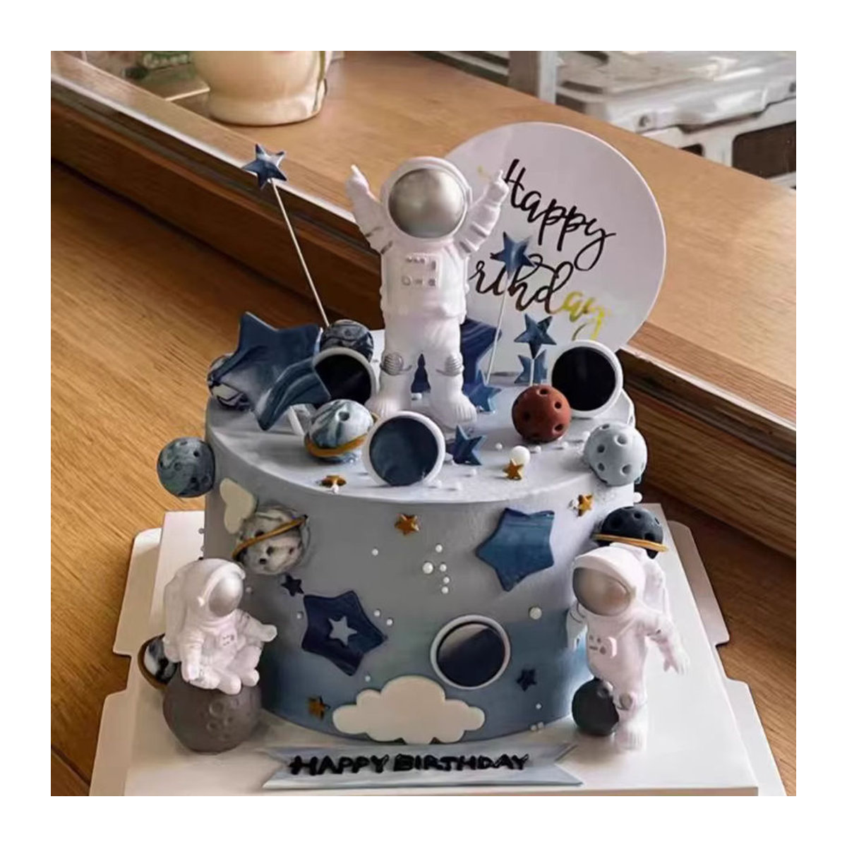 Kunststoff-Kuchendekoration mit Astronautenmotiv und Sternenhimmel in Blau und Weiß für Kindergeburtstage - Bild 2