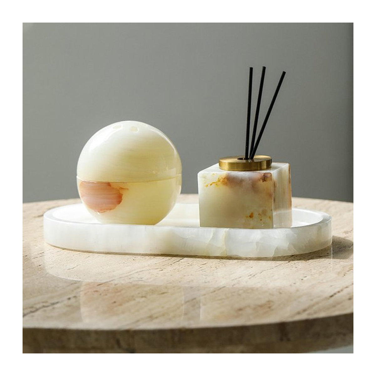 LA TROUVAILLE Aroma Diffusor aus Marmor und Stein in Beige mit Travertin Kugel und Tablett für Aromatherapie und Weihrauch - Bild 1