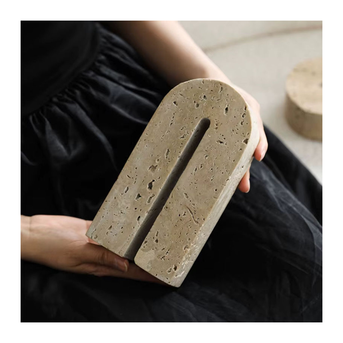 LA TROUVAILLE Vintage Buchständer aus Travertin Naturstein in Beige - Bild 4