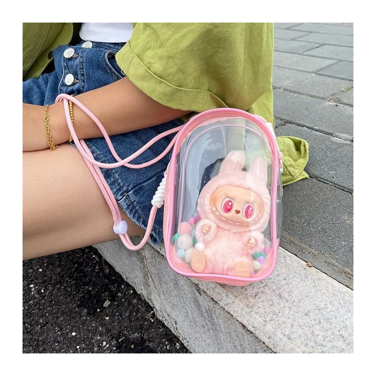 Labubu Protect Case Staubdichte Aufbewahrungstasche für die 17 cm Baumwollpuppe Labubu Sitting Party in Dunkles Khaki und Rosa - Bild 1