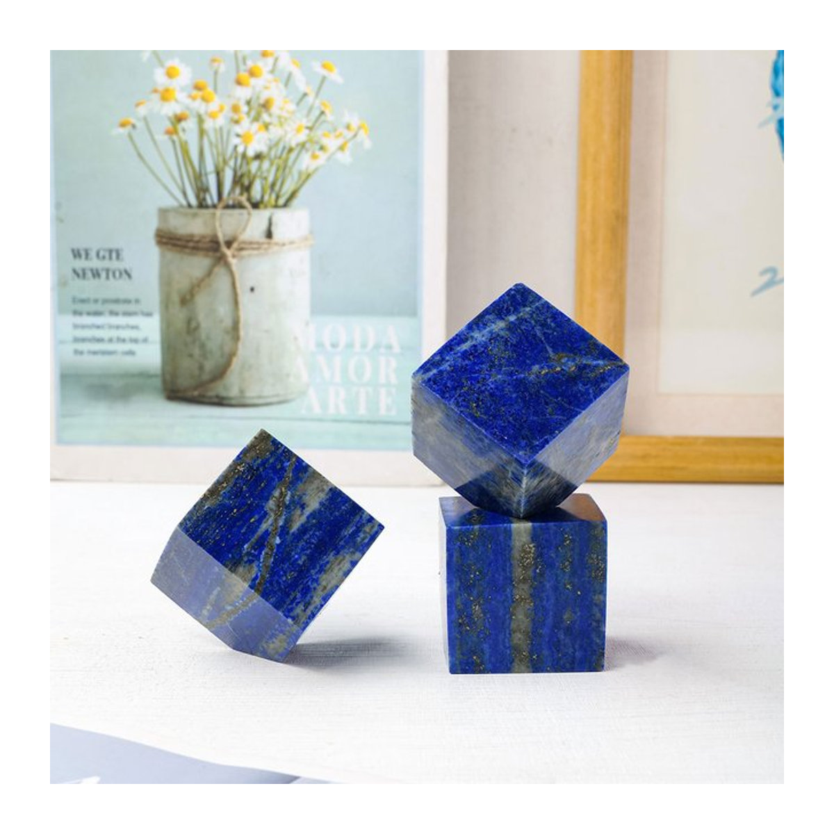 Lapis Lazuli Naturkristall als geometrisches Würfel-Ornament in Blau zur Dekoration für dein Zuhause oder den Schreibtisch - Bild 1