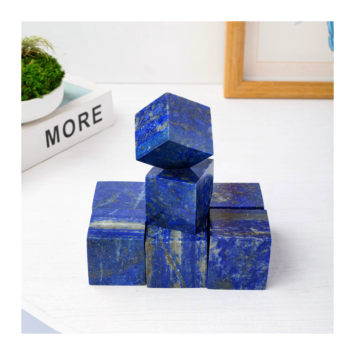 Lapis Lazuli Naturkristall als geometrisches Würfel-Ornament in Blau zur Dekoration für dein Zuhause oder den Schreibtisch - Bild 2