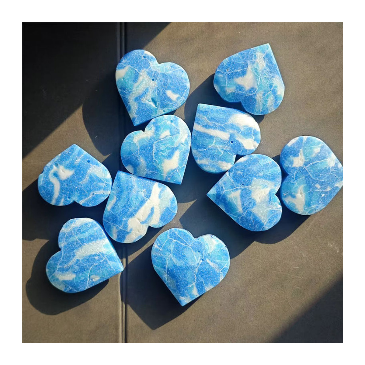 Larimar Stein in Herzform von CrystalHola blau-weiß marmoriert als Dekoration und Sammlerstück - Bild 2