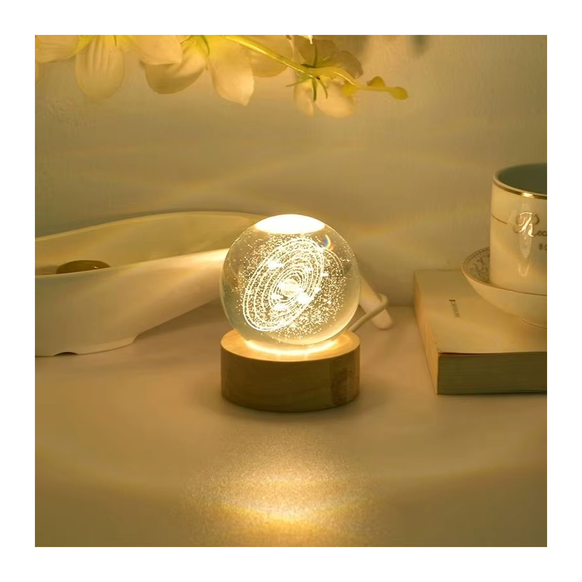 Lasergravierte Kristallkugel als LED Nachtlicht mit Holz-USB-Basis in Natur Braun zur Desktop-Dekoration - Bild 1