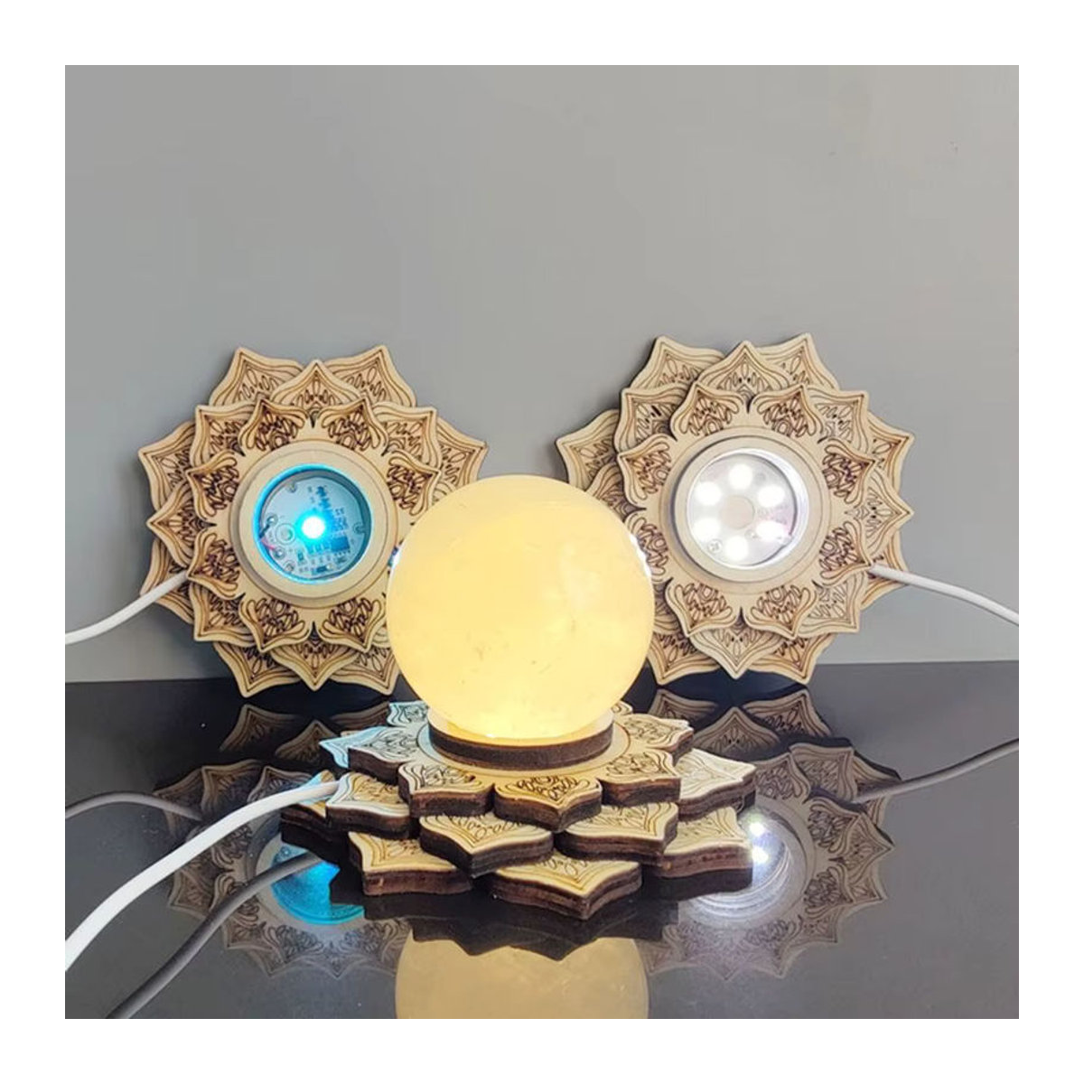 LED 3D Nachtlicht Kristallkugel mit Holzhalterung und Naturstein-Basis im Bohemian Stil als Nachttischlampe in Weiß und Natur - Bild 1