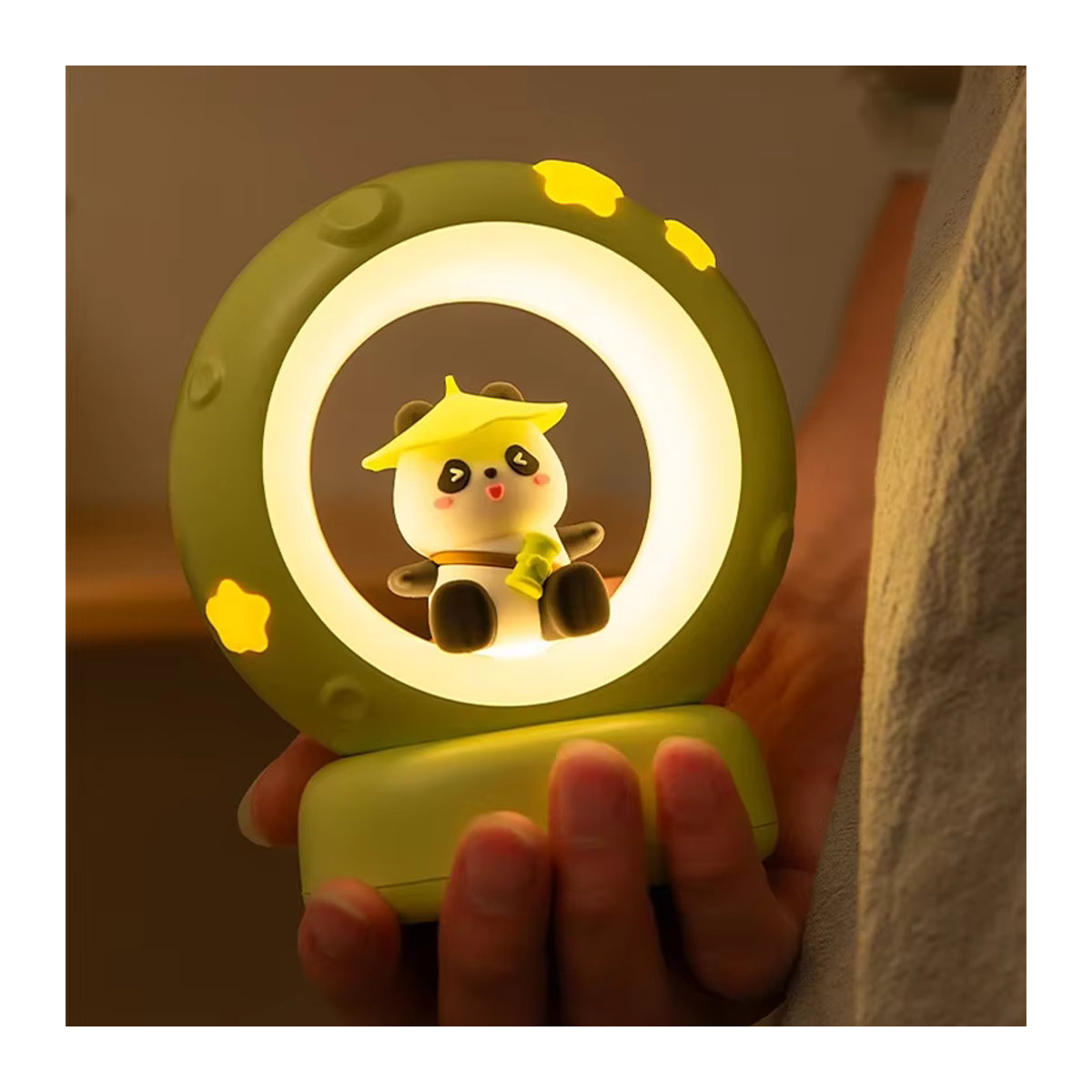 LED Nachtlicht Panda Astronaut aus Silikon in Grün als Nachttischlampe mit USB-Ladefunktion für Kinder - Bild 3
