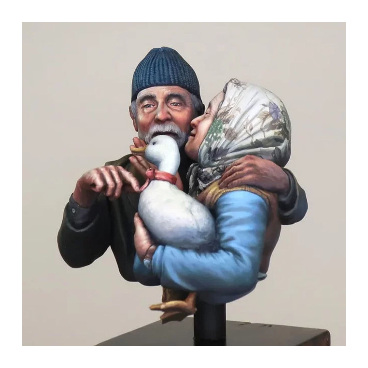LISM Harzbüste als Liebesstatue von altem Mann und Ente im Maßstab 1:12, mehrfarbige Miniatur-Dekoration aus Kunstharz - Bild 1