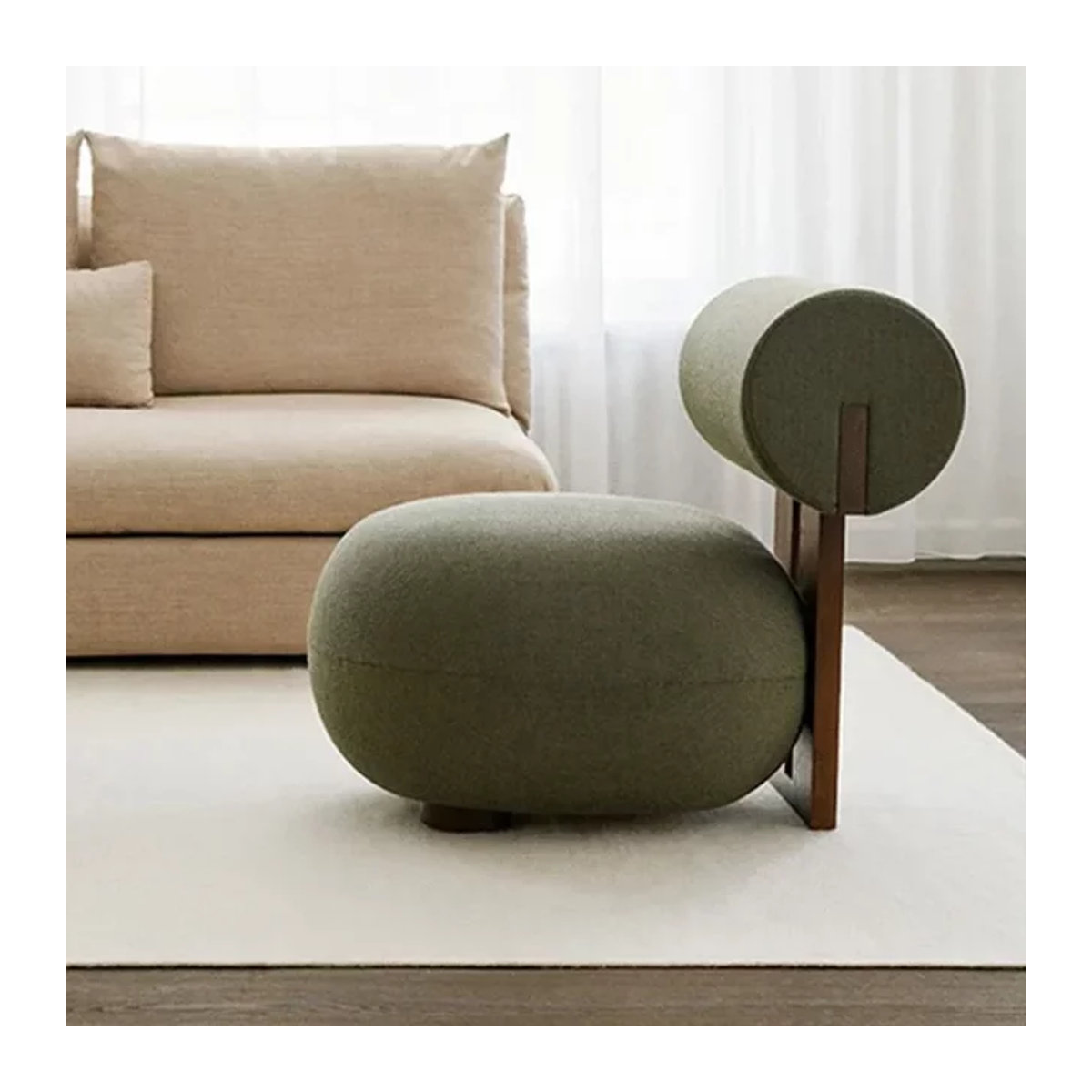 LISM Loungesessel im skandinavischen Design aus Massivholz und Stoff in Beige oder Grün - Bild 1