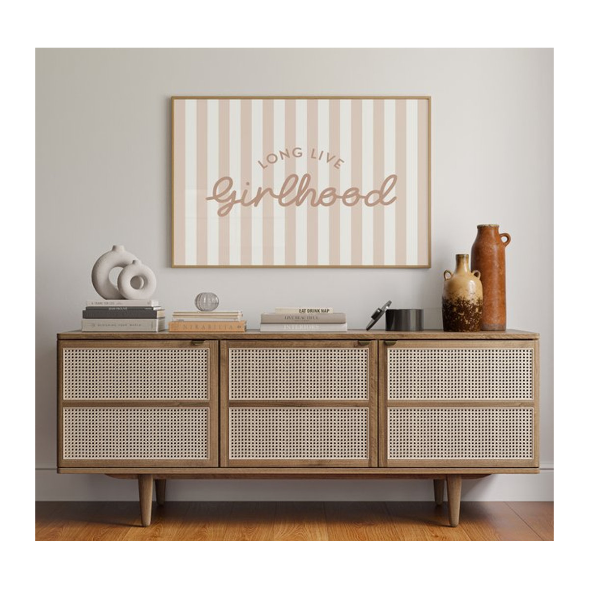 Long Live Girlhood Moderne Typografie Wandkunst als Leinwanddruck in Beige für dein Wohnzimmer, Schlafzimmer oder Kinderzimmer - Bild 1