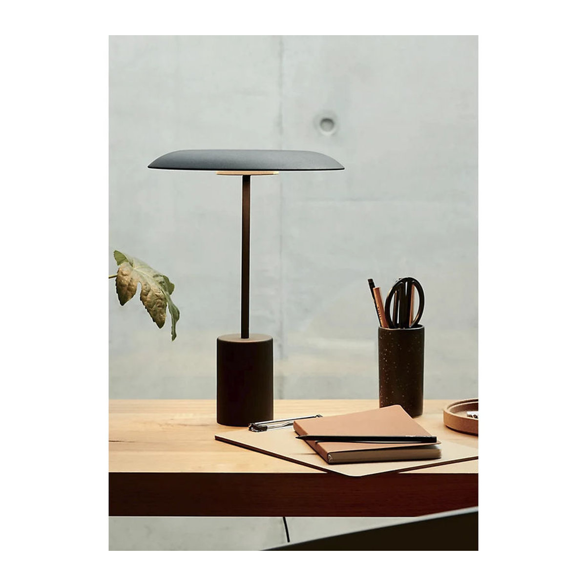 Lucci Décor Smith LED-Tischlampe aus Metall in Schwarz mit integriertem warmweißem Licht und USB-Anschluss - Bild 2