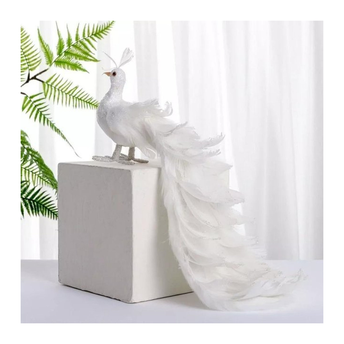 LUSQI Dekorative Pfauenstatue in Weiß mit realistischen Textilfedern für Garten, Hochzeit und Weihnachten - Bild 1