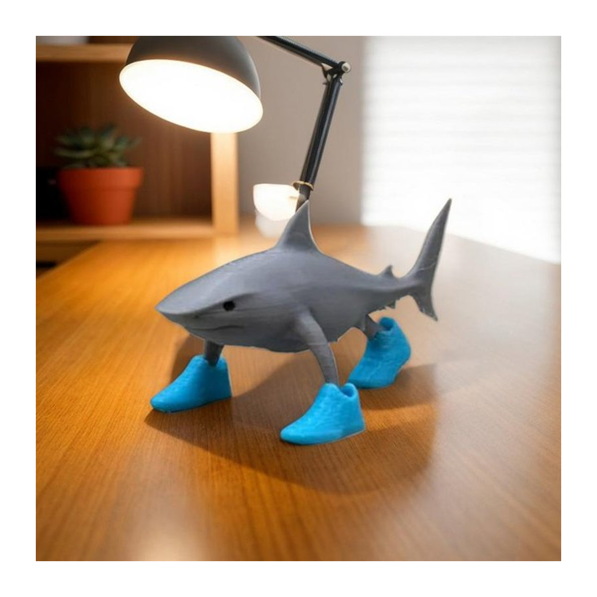 Lustige Hai Figur als Desktop Dekoration, Gelenkfigur aus Kunststoff in Blau und Grau, 3D gedrucktes Spielzeug Ornament - Bild 1
