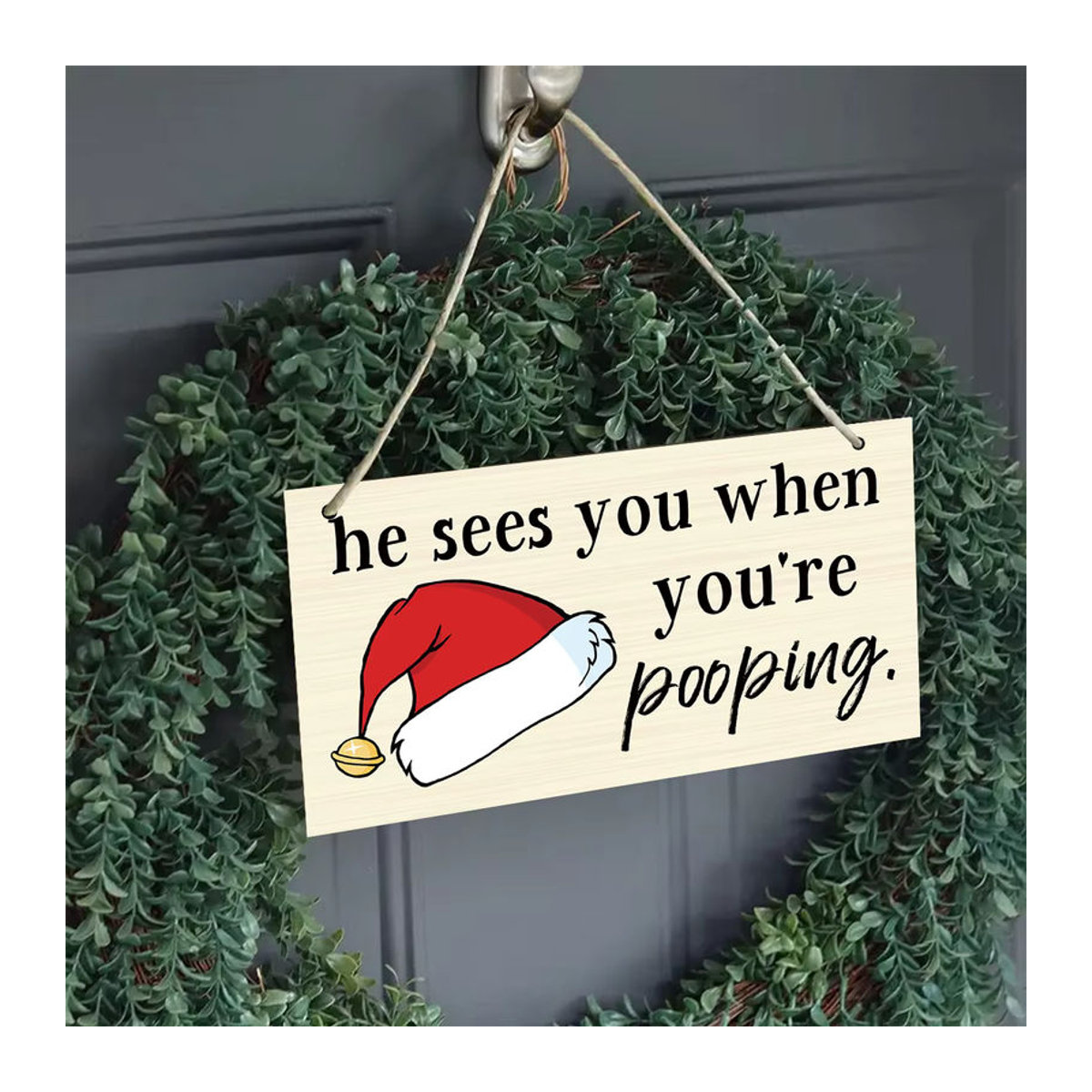 Lustiges Weihnachts-Holzschild mit Weihnachtsmützen-Design als hängende Badezimmer-Dekoration, mehrfarbig und rechteckig - Bild 3