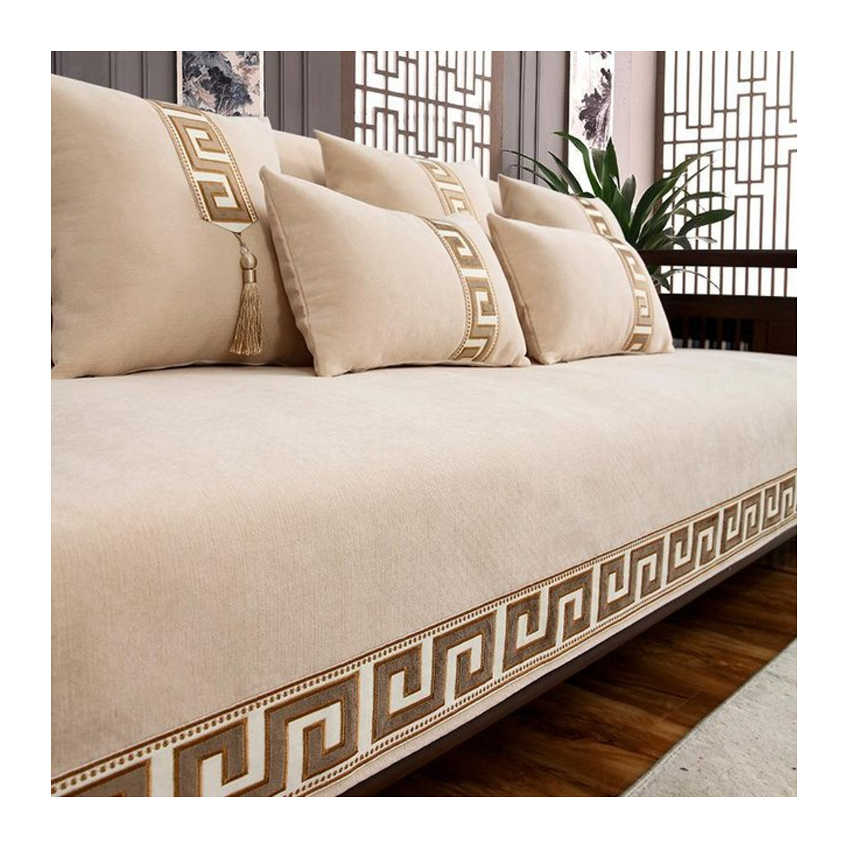Luxuriöser Sofabezug mit Stickerei von Super Six in Gold und Beige, rutschfest und universell für das Wohnzimmer, B/B: 110 x 110 cm - Bild 1