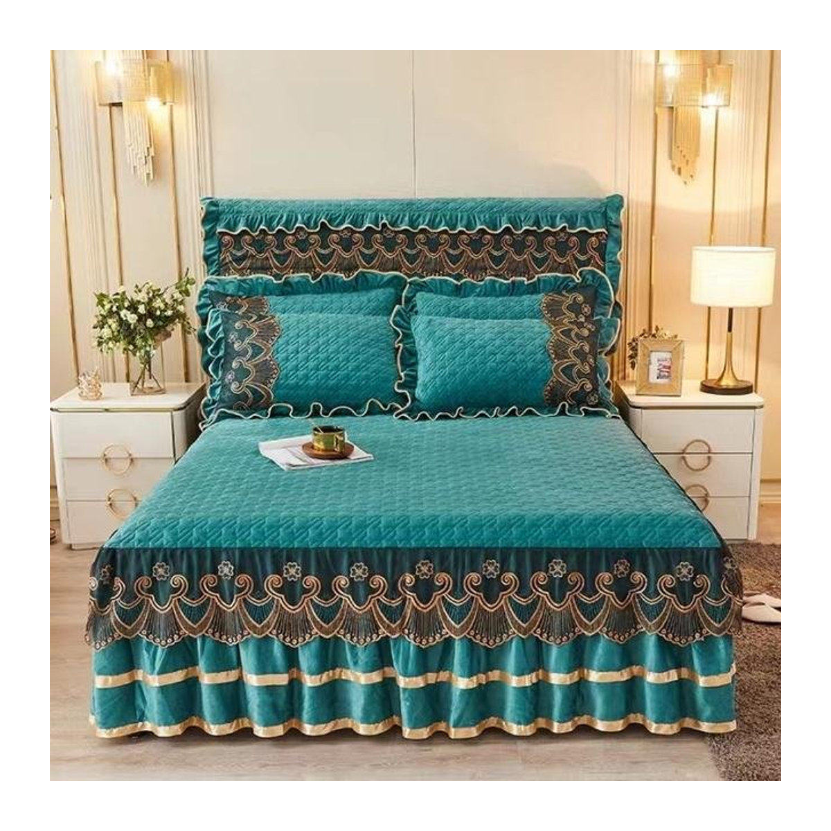 Luxuriöses Bettlaken Set aus dickem Samt mit Spitzenstickerei und gestepptem Bettrock in Grün, Queen-Size, inklusive 2 Kissenbezügen von A Family Of Home Textiles - Bild 1