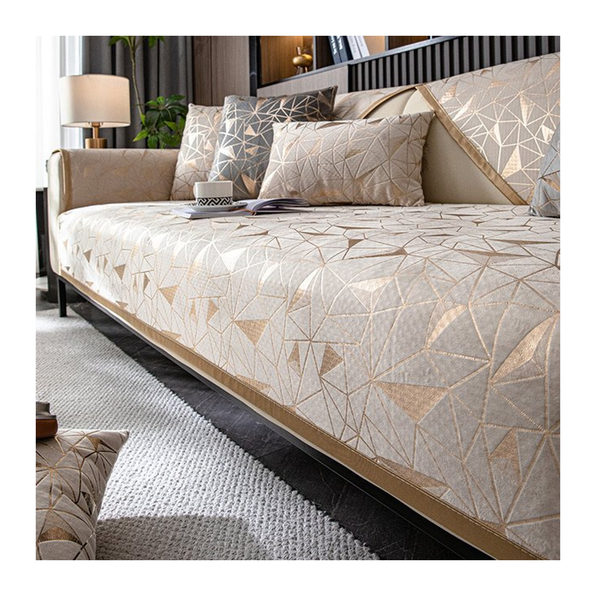 Luxus Sofa Kissen aus Chenille mit Bronzing-Effekt in Beige von Jingyan Xijie - Bild 1