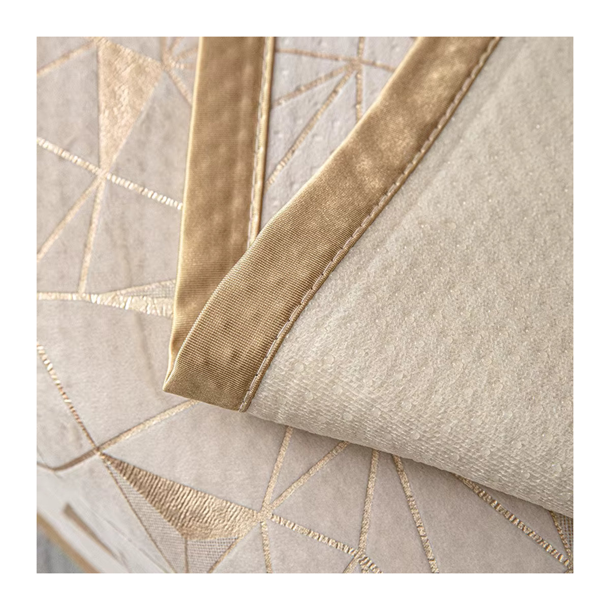 Luxus Sofa Kissen aus Chenille mit Bronzing-Effekt in Beige von Jingyan Xijie - Bild 3