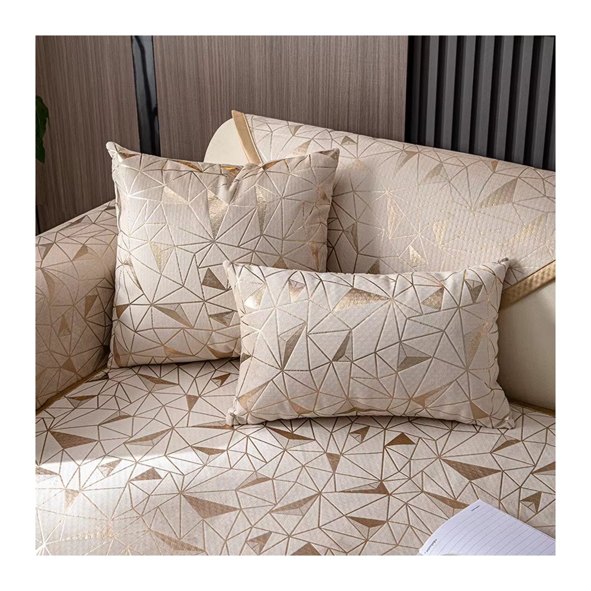 Luxus Sofa Kissen aus Chenille mit Bronzing-Effekt in Beige von Jingyan Xijie - Bild 4