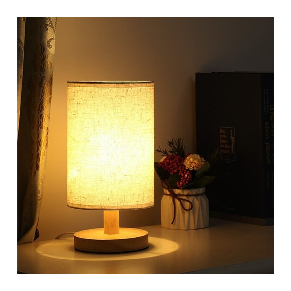 Lyfs LED Tischlampe im chinesischen Stil mit Stofflampenschirm in Beige, dimmbar via USB - Bild 1