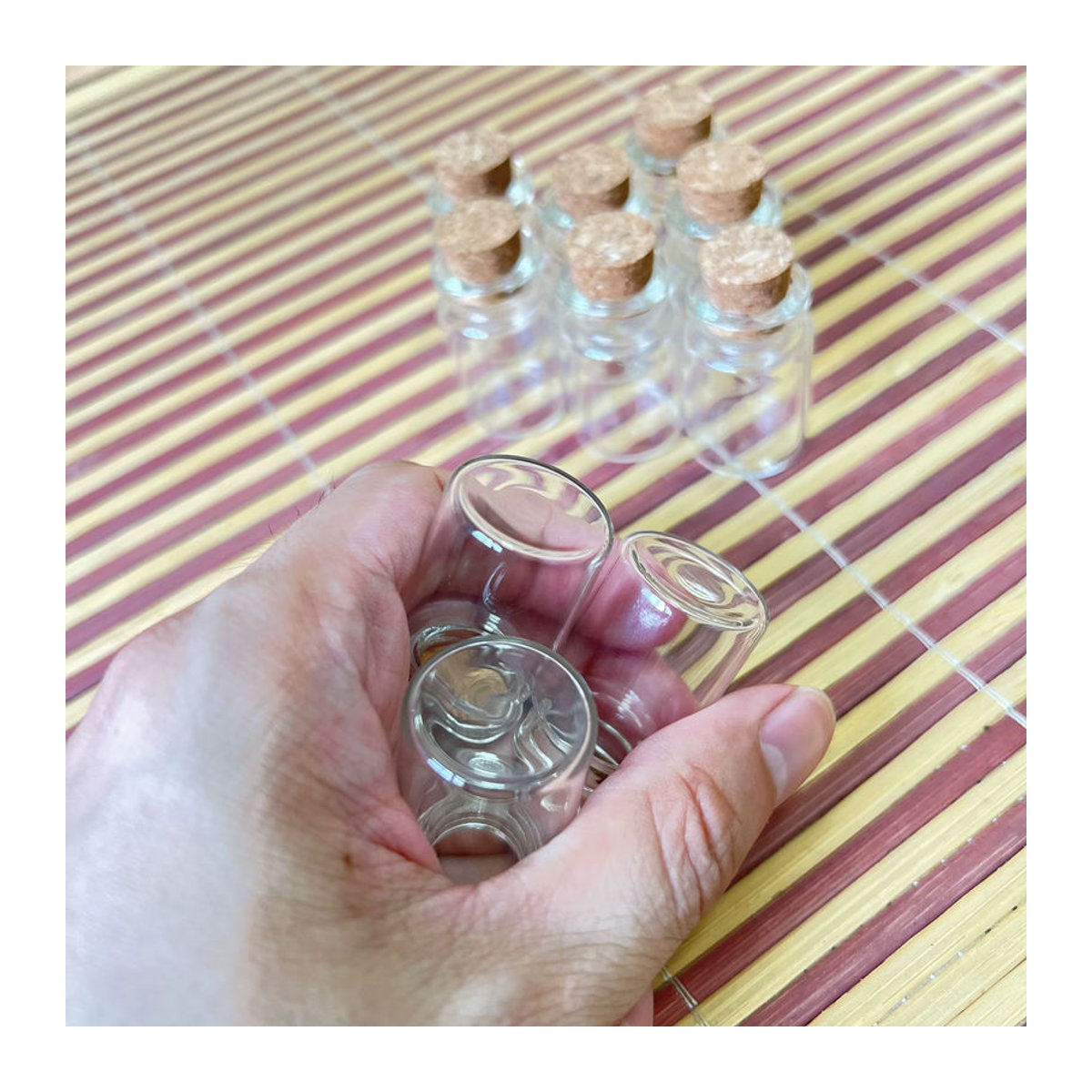 LYGIL Mini-Glasflaschen mit Korkstopfen, 63 Stück, transparent, rund, B: 2,2 cm, H: 3,5 cm, 7 ml - Bild 4