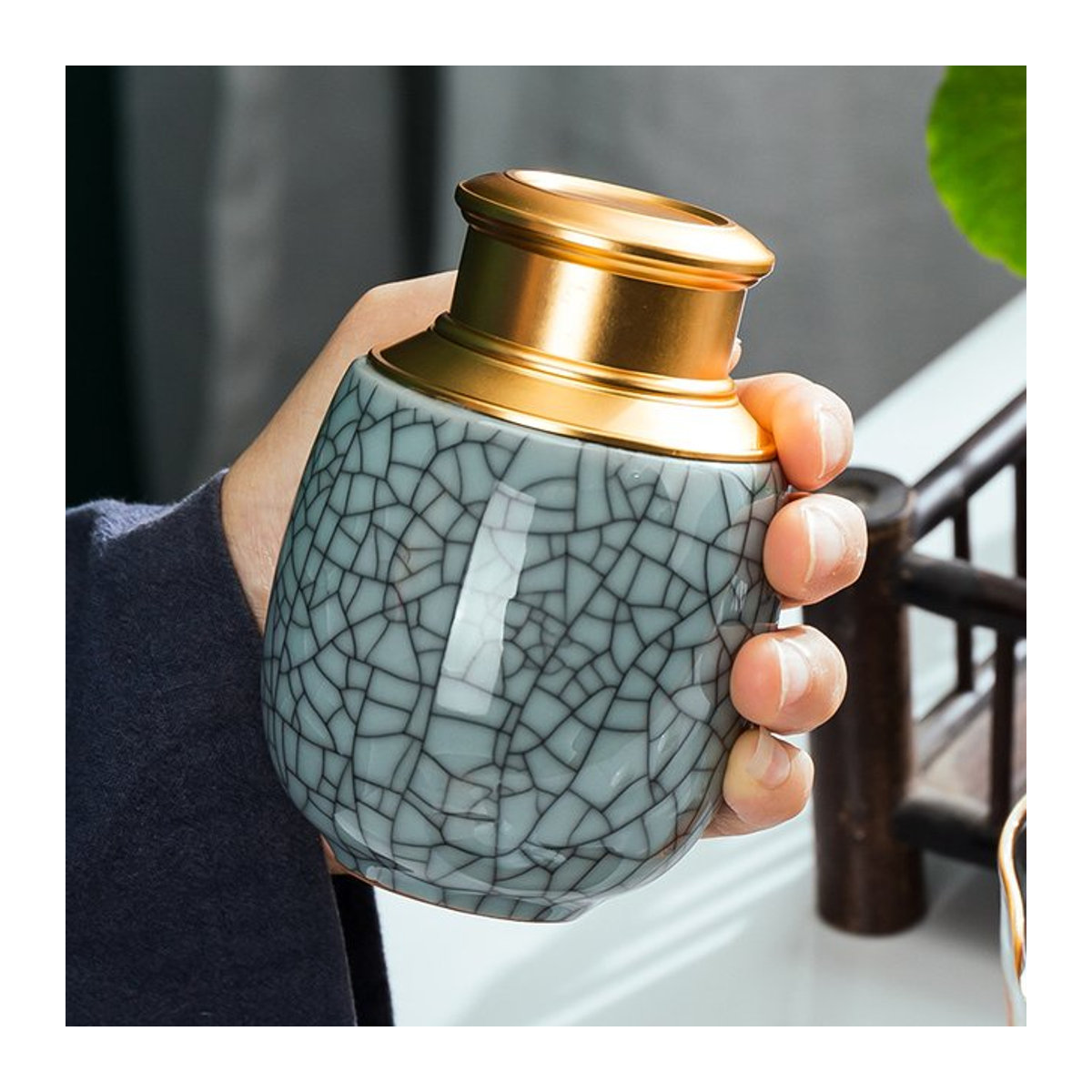LZJV Gedenkurne für Haustiere aus Keramik mit floralem Blättermuster in Grau, runde Urne mit Cracked-Glasur in mittlerer Größe - Bild 1