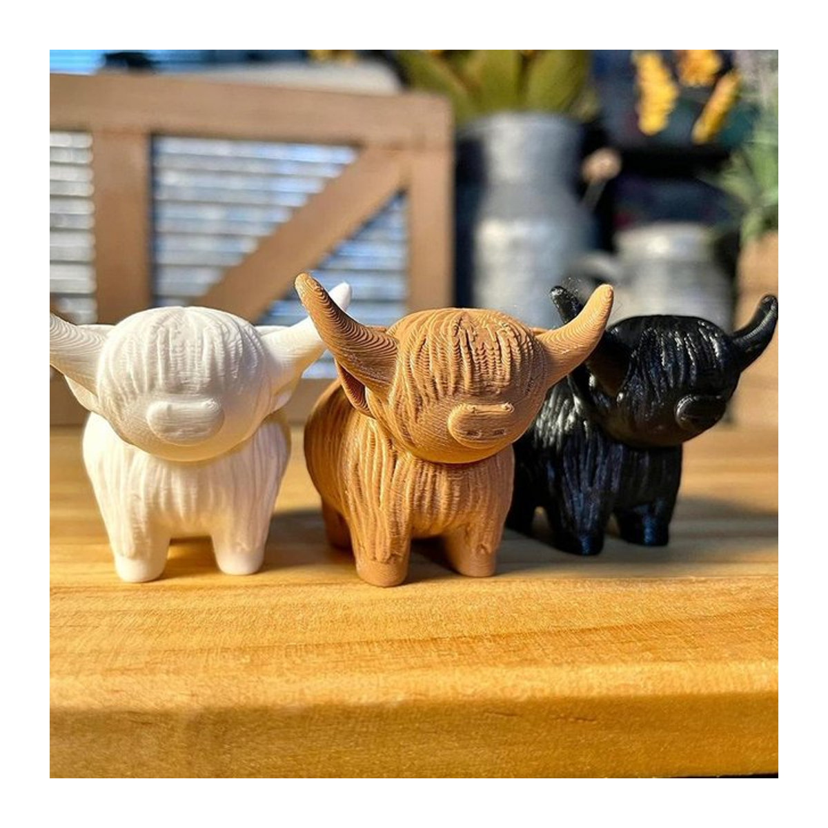 Mairuige Highland Cow Skulptur aus Kunststoff in Braun und Mehrfarbig als rustikale Deko-Figur - Bild 1