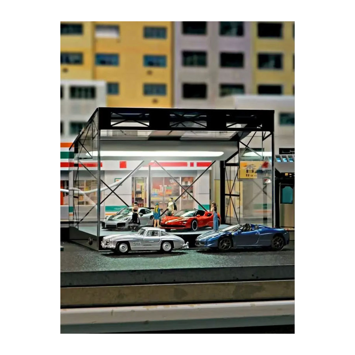 MAK Auto Showroom Diorama für 1:64 Automodelle mit transparenter Garage und magnetischer Saugtür aus Kunststoff - Bild 6