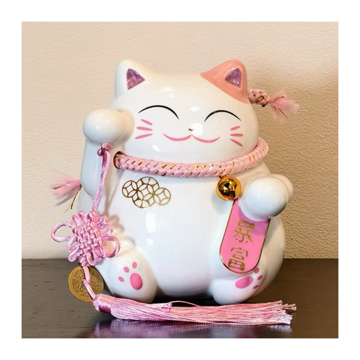 Maneki Neko Glückskatze aus Keramik in Rosa und Weiß von Cerakorie als dekorative Figur für dein Zuhause - Bild 1