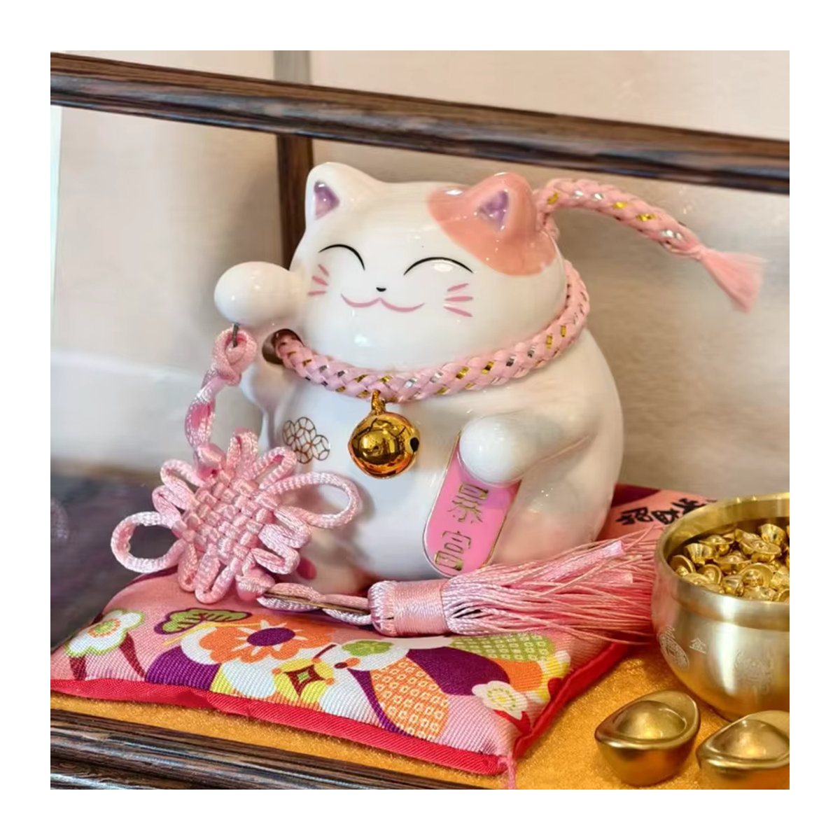 Maneki Neko Glückskatze aus Keramik in Rosa und Weiß von Cerakorie als dekorative Figur für dein Zuhause - Bild 2