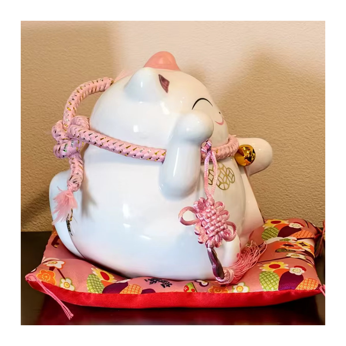 Maneki Neko Glückskatze aus Keramik in Rosa und Weiß von Cerakorie als dekorative Figur für dein Zuhause - Bild 4